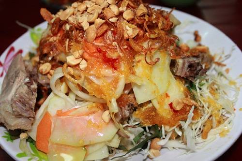 Gỏi vịt Sài Gòn trộn bắp cải, hoa chuối và rau răm