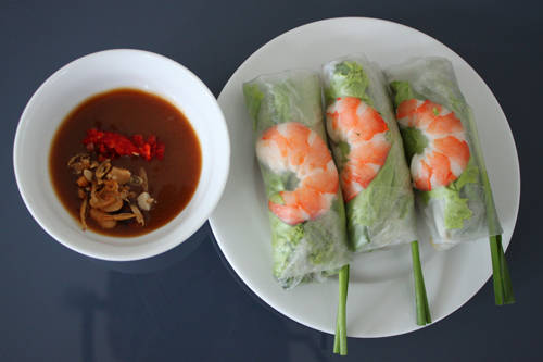 Gỏi cuốn Sài Gòn với bánh tráng, tôm thịt và rau sống