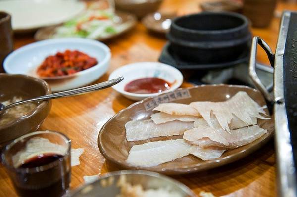 Hongeo - món cá đuối lên men nặng mùi của ẩm thực Hàn Quốc