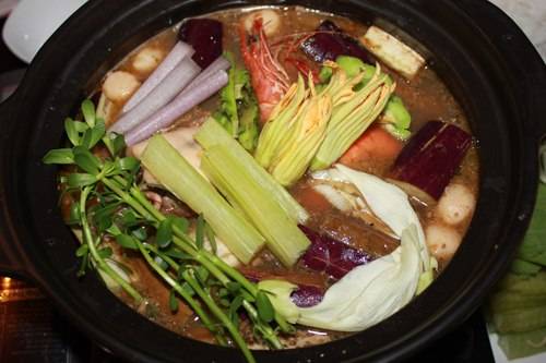 Lẩu mắm Hà Nội với màu sắc hài hòa đặc trưng