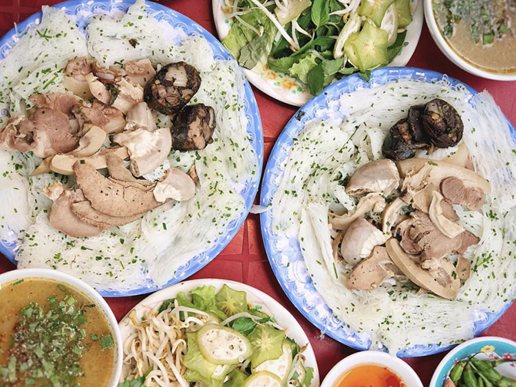 Bánh hỏi cháo lòng là món ngon Quy Nhơn phổ biến cho bữa sáng
