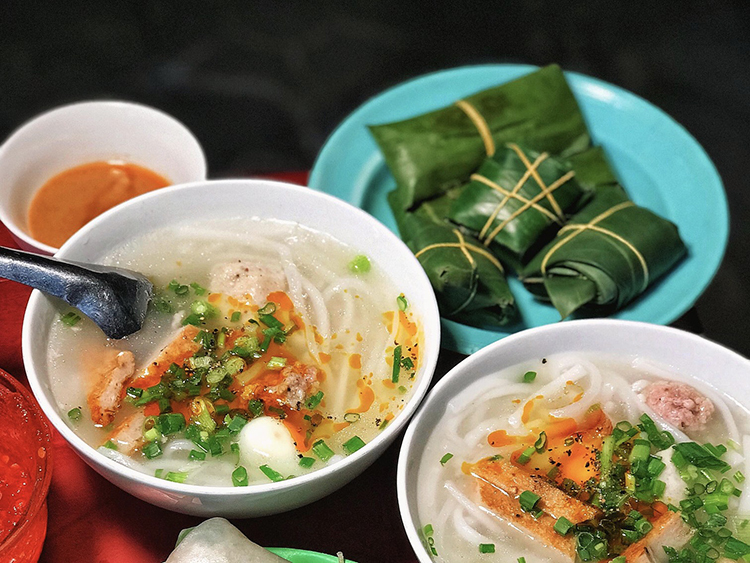 Bánh canh Quy Nhơn với nước dùng đậm đà