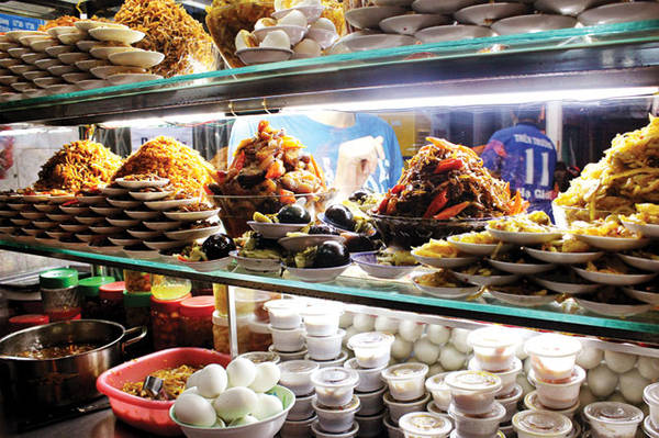 Cháo trắng với hàng chục món mặn ăn kèm cho đêm mưa Sài Gòn