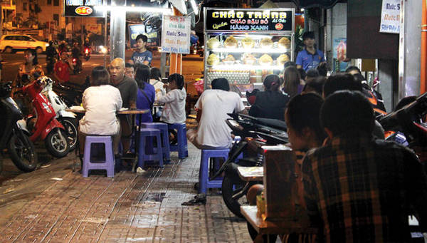 Cháo trắng Hàng Xanh điểm đến quen thuộc đêm mưa Sài Gòn