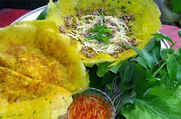 Bánh xèo ốc gạo cũng là một trong những đặc sản Bến Tre cực nổi tiếng.