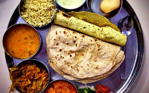 Thali món ngon Ấn Độ: bữa ăn chay đặc trưng vùng Gujarat với nhiều món đựng trong khay