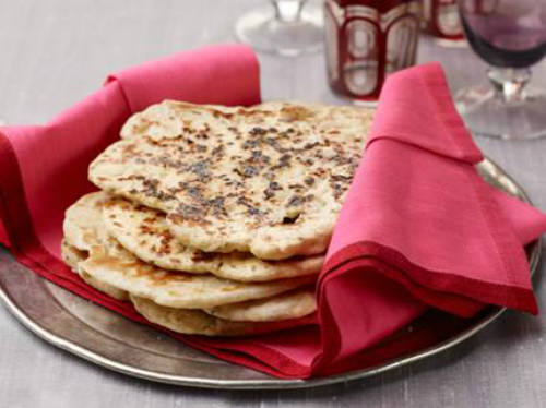 Bánh Naan món ngon Ấn Độ: bánh mỳ đặc trưng với bột mỳ và men