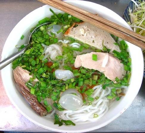 Tô bánh canh chả cá nóng hổi là món ngon Nha Trang được nhiều du khách yêu thích