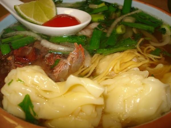 Hoành thánh mỳ nóng hổi là món ngon Nha Trang hấp dẫn mọi lứa tuổi