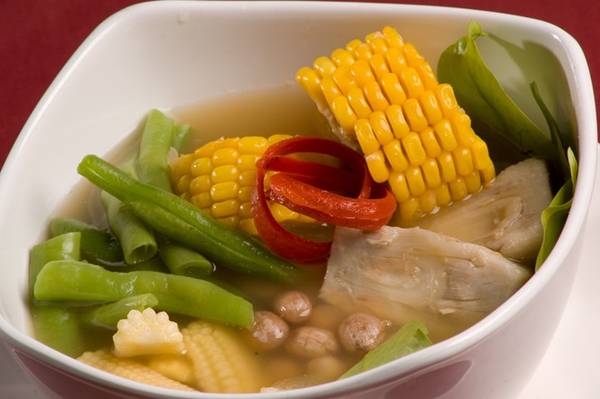 Sayur asem là món ngon Indonesia thanh mát chứa nhiều loại rau đặc trưng như melinjo, bilimbi và su su, thường ăn kèm đồ rán. Ảnh: Kulinerenak.