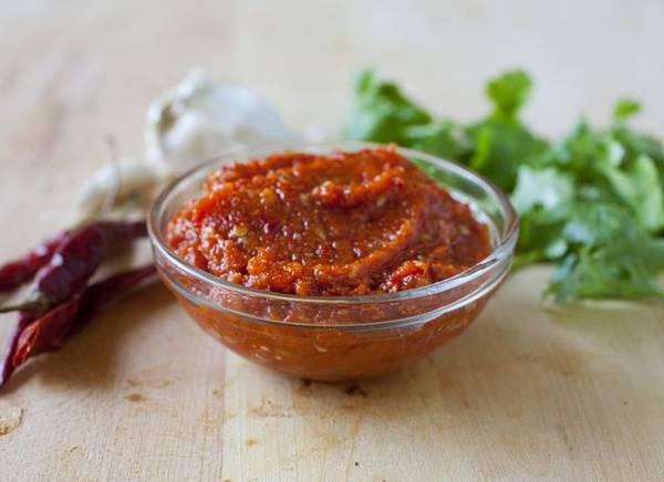 Sambal: Loại sốt chấm làm từ ớt này xuất hiện ở gần như mọi bữa ăn của người Indonesia. Loại sốt sambal cơ bản được làm từ ớt, mắm tôm khô, nước chang, đường và muối cho vào cối giã nhỏ. Người Indonesia có hàng trăm loại sốt sambal, để chấm thịt, hoa quả... Ảnh: Partial-ingredients.