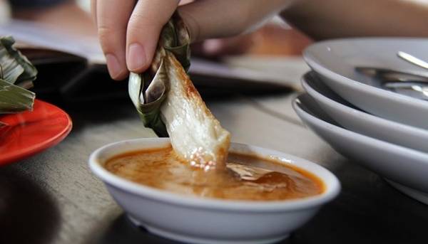 Otak-otak: Món bánh lá này có bề ngoài bắt mắt, với nguyên liệu từ cá được bọc trong lá chuối và nướng trên than hoa. Người Sumatra thường ăn otak-otak với tương ớt trộn tương bần, còn ở Jakarta món này được ăn cùng sốt đậu phộng. Ảnh: Cindycool98/Deviantart.