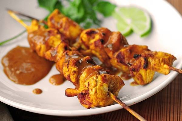 Satay: Thịt xiên nướng là một trong những món ăn vừa rẻ, vừa ngon của ẩm thực Indonesia. Thịt gà, dê, cừu hay thỏ được ướp nghệ, nướng trên than hoa và rưới sốt đậu phộng. Bạn có thể thưởng thức món này ở các quầy hàng ven đường, ăn cùng bánh gạo, dưa chuột hoặc hành. Ảnh: Thefoodsnobuk/Wordpress.