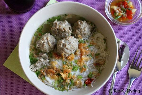 Bakso: Món súp thịt viên này từng được Tổng thống Mỹ Barack Obama khen ngợi trong chuyến thăm Jakarta. Bakso có nhiều cách chế biến: thịt viên to bằng quả bóng golf hoặc hơn, được làm từ thịt gà, thịt bò, cá, hoặc hỗn hợp, chan nước dùng thơm phức. Món này được bán ở các xe hàng rong, ăn kèm hẹ tây, trứng luộc và hoành thánh. Ảnh: Riesjourney/Blogspot.-3