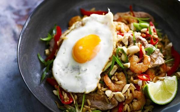 Nasi goreng: Được coi là món quốc thực của Indonesia, nasi goreng gồm cơm rang rưới một loại xì dầu đặc và ngọt, thêm dưa góp, trứng ốp và rau thơm. Ảnh: Foodtolove.