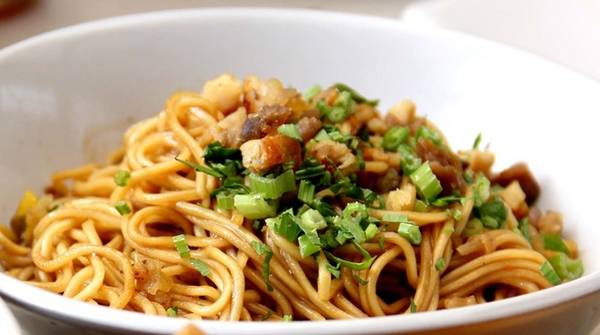 Bakmi goreng: Mì là món ăn phổ biến ở Indonesia. Sợi mì bakmi mỏng, được xào với trứng, thịt và rau. Mỗi hàng lại có công thức gia vị riêng vô cùng hấp dẫn. Ảnh: Potsoup/Wordpress.