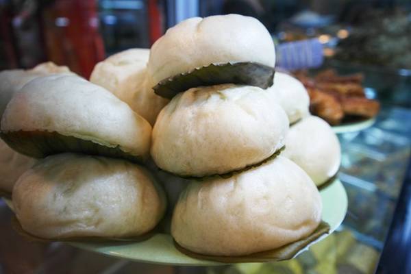 Bakpao: Món bánh bao nhân thịt này thường bán rất chạy vào giờ cao điểm. Ngoài ra, bạn có thể thưởng thức loại nhân chocolate và đậu xanh, được đánh dấu bằng một chấm màu phía trên. Bánh bao được bán ở các con phố và có giá khá rẻ. Ảnh: Sethlui.