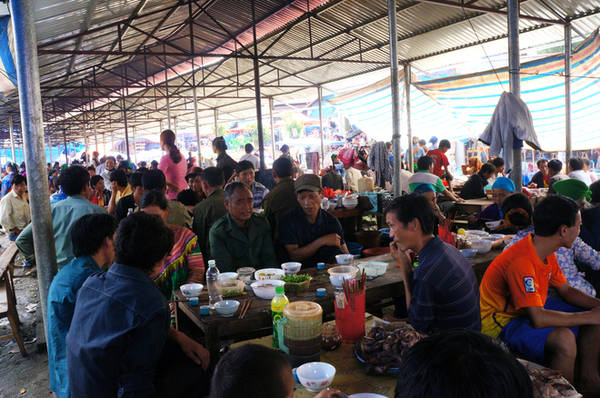 Chợ phiên Bắc Hà nổi tiếng với những gian hàng thổ cẩm san sát, những quầy nông cụ cho ngày mùa và những gian đồ ăn lúc nào cũng tấp nập người. Ảnh Vnexpress