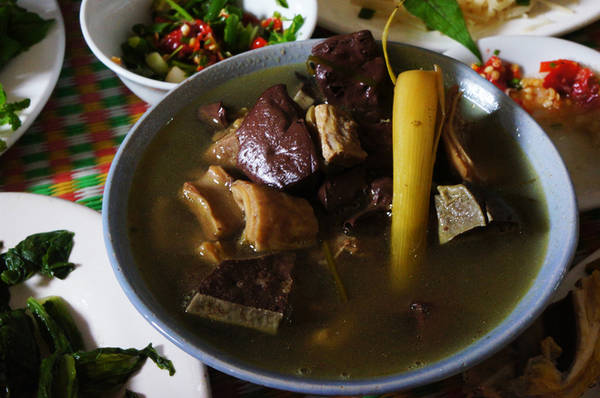 Một đặc sản khác của chợ phiên Bắc Hà là thắng cố được bày bán trong khu riêng. Một bát thắng cố ở đây có giá 30.000 đồng. Ảnh Vnexpress
