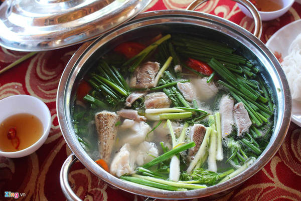 Canh chua cá khoai: Cá khoai là một trong những đặc sản của Cần Giờ. Loại cá này có xương nhỏ, mảnh, mềm. Canh chua cá khoai nấu cùng hành lá, cần tây, ớt và giấm bỗng nên có vị chua, cay, thanh.