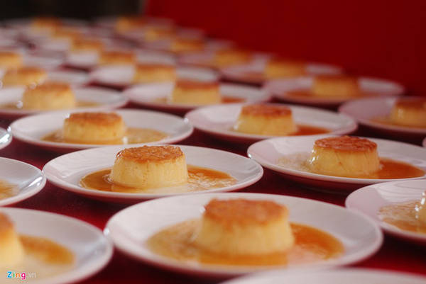 Bánh flan yến cùng các món yến khác như chè yến trái cây, chè yến chuối, chè yến sữa chua... là những món ngon được giới thiệu trong buffet yến giá 500.000 đồng một người tại Tam Thôn Hiệp.
