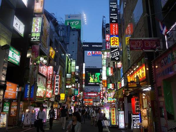 Một góc phố sầm uất ở khu Shinjuku vào ban đêm. Ảnh: Jay Friedman