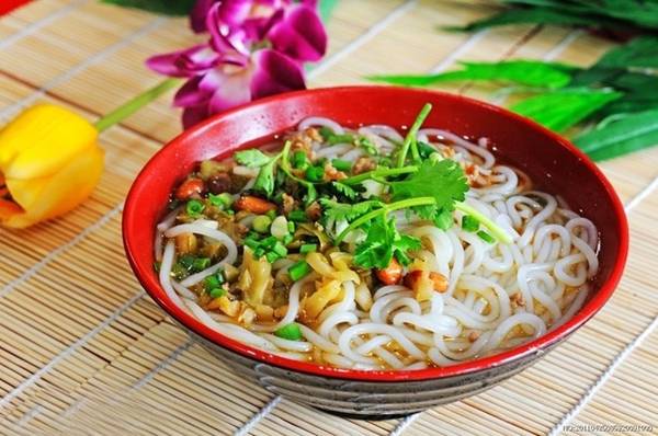Mì Quế Lâm - món ngon Quế Lâm được làm từ bột gạo, sợi to chắc như spaghetti, ăn cùng thịt hấp hoặc thịt quay, lạc rang, măng, rau thơm