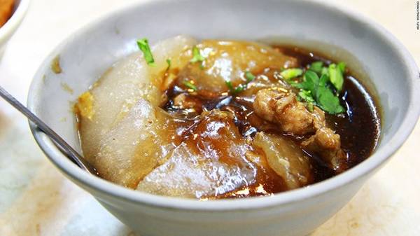 Ba wan (Sủi cảo khổng lồ): Lớp vỏ bánh được làm từ bột gạo, bột ngô và bột khoai lang và trở nên trong suốt sau khi hấp. Nhân bánh được làm từ rau, thịt lợn và đôi khi là trứng. Phần nước thịt ngọt ngào bên trong chảy ra hòa quyện với lớp vỏ mềm sẽ khiến bạn nhớ mãi.