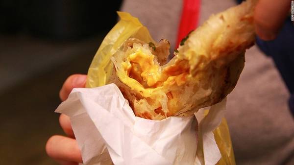 Bánh kếp hành: Chẳng gì hấp dẫn hơn một chiếc bánh kếp hành từ từ được xé ra, thêm phô mai và trứng. Mùi thơm tuyệt diệu từ hành và vị bùi của bột sẽ không làm các du khách thất vọng.