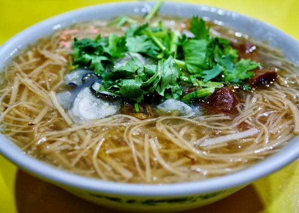 Mì hàu: Loại mì gạo sợi nhỏ được chan nước dùng đậm đà, thêm hàu và chút rau thơm tạo ra hương vị ấn tượng mà ít món có được.