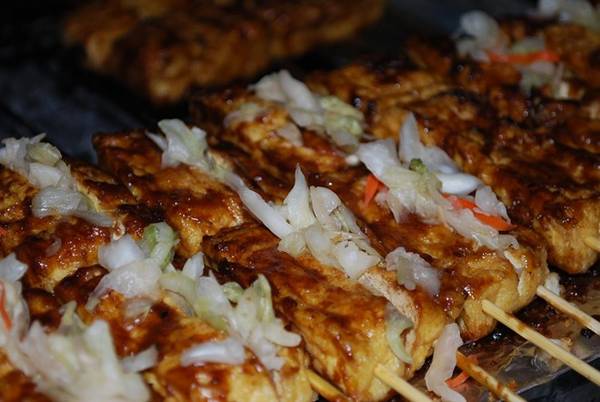 Đậu phụ thối: Bạn hoặc là sẽ thích mê hoặc là sẽ rất ghét món này bởi mùi đặc trưng của chúng. Đậu phụ được để lên men, sau đó rán giòn, thêm nước sốt cay ngọt. Nhiều người cho rằng đậu có mùi càng nặng thì càng ngon.