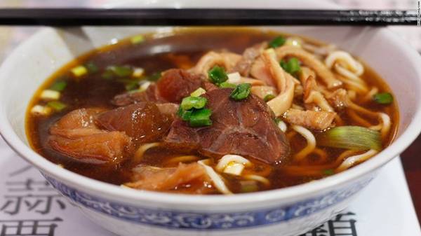 Mì bò: Món ăn tưởng chừng rất đơn giản này lại là chủ đề của nhiều cuộc thi đầu bếp. Ai cũng muốn đoạt danh hiệu “Vua mì bò”. Nước dùng đậm đà, cay cay cùng sợi mì mềm mượt có thể khiến mọi thực khách hài lòng.