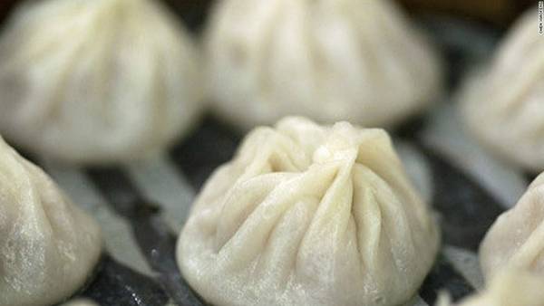 Há cảo ở Din Tai Fung: Với lớp vỏ mỏng mềm bọc ngoài lớp nhân thịt thơm phức, há cảo ở nhà hàng Din Tai Fung khiến du khách khó có thể dừng đũa. Bạn nên cẩn thận bởi nước thịt trong bánh khá nóng.