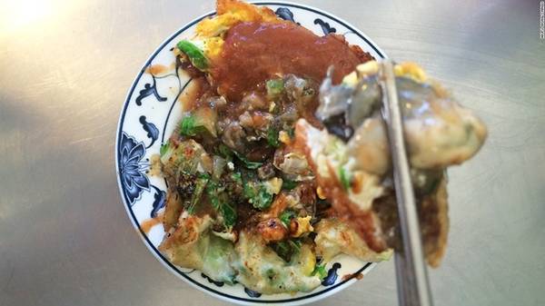 Trứng đúc hàu: Một chút hương vị của đất liền kết hợp với một chút hương vị của biển tạo ra món ăn độc đáo này. Trứng được cho thêm hàu, rau thơm, rán giòn và cho thêm chút sốt cay, ăn nóng.