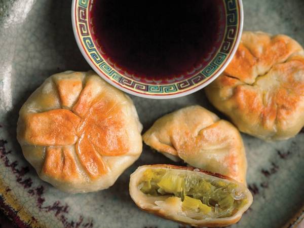 Bánh bao áp chảo: Lớp vỏ bánh vừa xốp mềm, vừa giòn tan kết hợp với nhân thịt đậm đà đẫm nước tạo ra một hương vị độc đáo, khiến du khách ăn mãi không trán. Bánh bao áp chảo của Đài Loan to hơn và được úp ngược khi cho vào chảo, khác với phiên bản Thượng Hải.