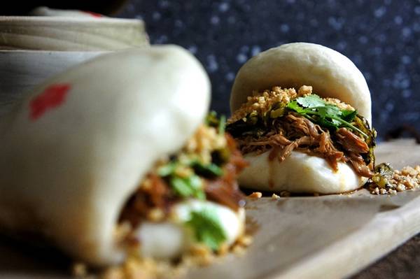 Bánh bao kẹp thịt: Có thể coi đây là bánh hamburger kiểu Đài Loan, với lớp vỏ bánh mềm thơm gập đôi, bên trong là thịt lợn hầm, bắp cải muối, lạc giã nhuyễn và rau thơm. Hãy cắn một miếng thật to để thưởng thức hương vị chua, mặn, ngọt và béo ngậy khiêu vũ trong miệng.