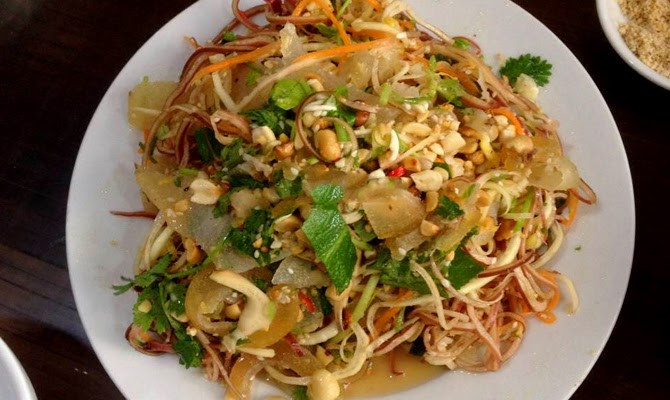 Nộm da trâu - món ngon Sơn La độc đáo: Da trâu dày dai được người Sơn La tận dụng chế biến thành món nộm sau khi sơ chế kỹ qua các bước hơ lửa, ngâm nước, lọc và đập dập. Món ăn được trộn cùng măng rừng và mùi tàu, mang vị giòn sật chua thanh rất lạ miệng. Ảnh:Vietskytourism.
