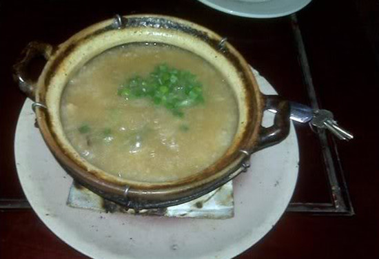 Canh mọ - món ăn dân tộc Khơ mú Sơn La: Thịt chuột, chim, sóc sấy khô băm nhỏ trộn hoa chuối và gia vị, nhồi ống tre đốt như cơm lam tạo món canh sền sệt ăn cùng xôi nếp. Ảnh: Tuhaoviet, Nongthonviet.
