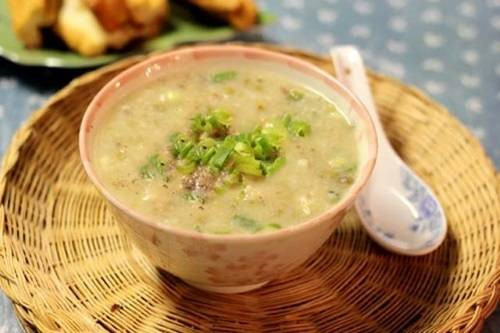 Cháo mắc nhung - đặc sản Sơn La: Tấm gạo non nấu với sườn lợn hun khói, thêm quả mắc nhung, gừng, ớt nướng tạo vị cháo đắng nhẹ thơm cay lạ miệng. Ảnh: Tuhaoviet, Baomoi.