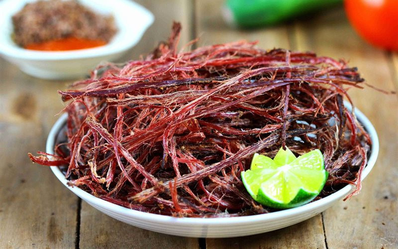 Thịt trâu gác bếp - đặc sản Sơn La: Thịt trâu được ướp gia vị rồi hun khói từ than củi cây núi đá, tạo nên món nhắm rượu đặc trưng của vùng Tây Bắc. Ảnh: Cooky, Foody, Dacsanmien.