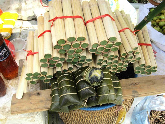 Cơm lam - đặc sản gạo nương Sơn La: Gạo nương hoặc gạo cẩm ngâm với muối gừng, cho vào ống tre bịt lá chuối rồi nướng trên bếp. Ăn kèm muối vừng hoặc chẳm chéo rất hấp dẫn. Ảnh: Cooky, VOV.
