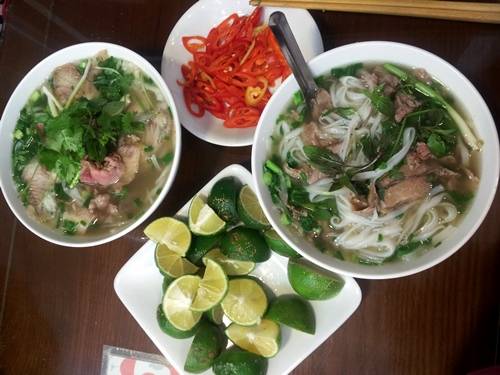 Phở bò món ngon phố Lý Quốc Sư Hà Nội với nước dùng thơm ngon