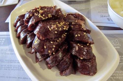 Injo Gogi Bap Đây là một món ăn đường phố phổ biến ở Triều Tiên, có từ khoảng những năm 1990 khi đất nước trong tình trạng tiết kiệm mọi thứ, không bỏ phí thực phẩm. Các đồ ăn thừa như đậu nành được chế biến lại thành xúc xích. Ngày nay, nó trở thành một món rất hấp dẫn, ngon hơn khi dùng kèm sốt cay và cơm.