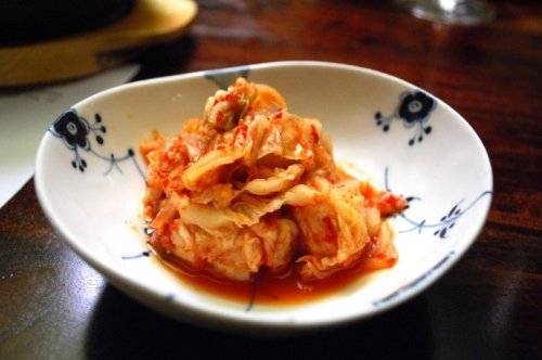 Kim chi: Là một món ăn xuất hiện hàng ngày trong bữa cơm của người Triều Tiên, kimchi làm từ dưa chuột, cải bắp đã ngâm, ướp cùng các loại tỏi, ớt, gừng, hay bột đậu.