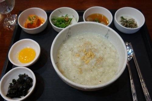 Cháo ngô: Món cháo nóng hổi này làm từ ngô là đồ ăn sáng rất phổ biến, được nhiều người Triều Tiên ưa thích.