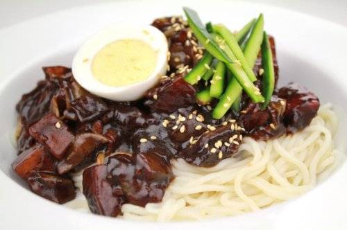 Naengmyun: Mì lạnh còn được gọi là naengmyun, cũng là một món ăn thường xuyên có mặt trong bữa cơm của người Triều Tiên. Món ngon này làm từ lúa mì, kiều mạch và cả khoai tây.