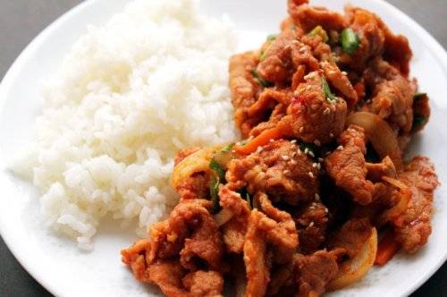 Bulgogi: Đây là một loại thịt chế biến như barbecue (đồ nướng) có trong các nhà hàng Triều Tiên. Nguyên liệu chính là thịt đã tẩm ướp nước sốt, gia vị, thực khách lựa chọn rồi tự đem đi nướng bằng bếp than củi hoặc lò ga loại nhỏ.