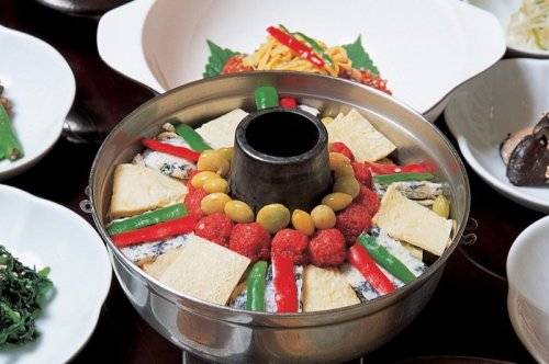 Sinseollo: Bữa tối trong nhà hàng ở thủ đô Bình Nhưỡng có giá dao động từ 7 đến 40 USD (tùy món bạn chọn). Sinseollo là một món ngon, dễ thưởng thức và dành cho nhiều người, bao gồm các loại rau sống, thịt và bánh hấp. Thực khách được phục vụ thêm nước, bếp than để tự mình nấu chín.