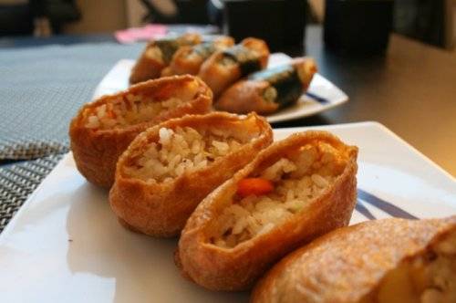 Tofu Bap: Một loại đồ ăn nổi tiếng khác của ẩm thực đường phố Triều Tiên chính là món tofu bap làm từ đậu phụ nhồi cơm.