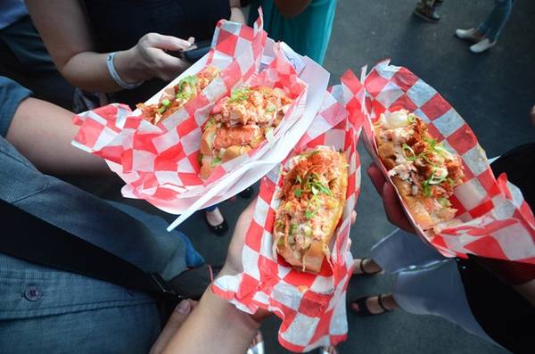 <strong>Bánh mì kẹp tôm hùm của Red Hook:</strong> Tuy có giá hơi đắt hơn các món khác do sử dụng tôm hùm nhưng du khách vẫn nên thử món này. Vị ngọt đặc trưng của thịt tôm hùm kết hợp với gia vị cay, bánh mì và các loại rau thơm tạo ra hương vị đặc trưng.